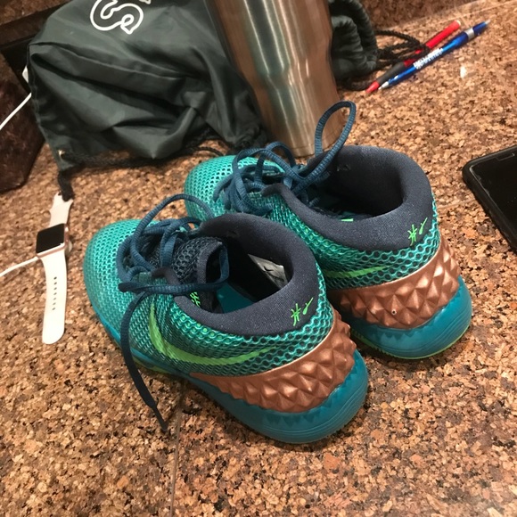 Kyrie 1 size 7 Nike basketball shoes - Picture 2 of 3